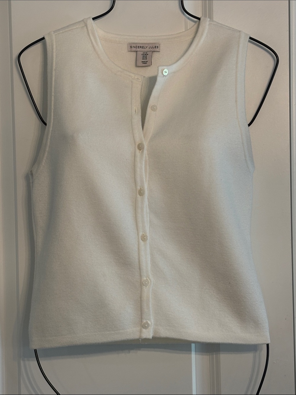 Sincerly Jules Cream sleeveless Button-Front Knit women’s top. Size Medium
